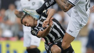 Халф на Атлетико Минейро оплете Мис Вселена + СНИМКИ