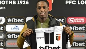 ОФИЦИАЛНО: Локо Пловдив подписа с нов защитник 