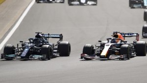 Човекът, който вкара Хамилтън във Ф1, го отписа за титлата