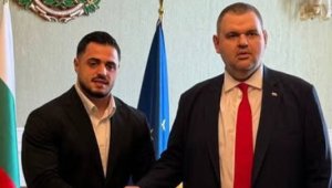 Това ли е краят? Бомбардират Карлос Насар с милиони