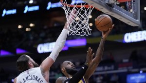 ЛеБрон се бори и на куц-крак, но Езерняците пак профукаха голям аванс