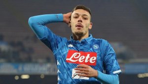 Играчка-плачка! Наказаха халф на Наполи заради шега с уреждане на мач