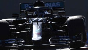 Ботас пред Люис в Абу Даби, колата на Кими се запали