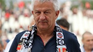 Крушарски награждава капитана Димитър Илиев с нов договор