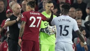 Луис Суарес удари рамо на Ливърпул след кошмарния старт