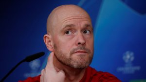 Треньорът на Аякс се обляга върху картона на Рамос