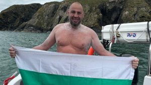 Уникален: Петър Стойчев плува от Северна Ирландия до Шотландия