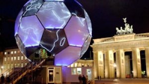 Светеща скулптура в формата на топка бе представена вчера в Берлин