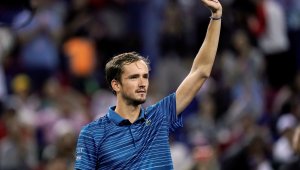 Неудържимият Медведев се справи с Циципас и се класира за финала в Шанхай