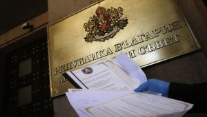 Прах в очите с акциите? Левски още е на Васил Божков