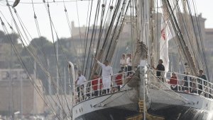 150 000 души посрещнаха олимпийския огън в Марсилия