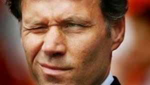 Марко ван Бастен ще заменя Отмар Хицфелд начело на Байерн