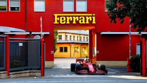 Льоклер разходи новото Ферари по улиците на Маранело
