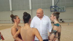 Министър Кралев изгледа съчетанията на Златните момичета + СНИМКИ