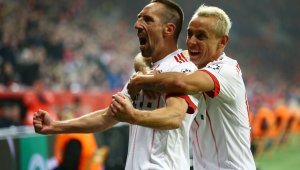 Байерн дава нов договор на изрусен бек, но се чуди за "Робери"