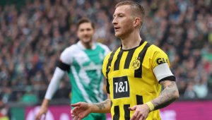 Секси медицинска сестра мечтае за Марко Ройс + СНИМКИ