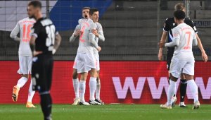 Левандовски и Мюлер мушнаха по два на новак