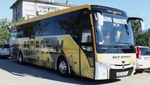 Хулигани: Счупиха стъклото на автобуса на Ботев Пловдив + СНИМКА