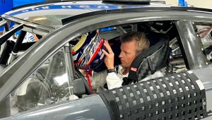 Кими Райконен отпадна в дебюта си в НАСКАР