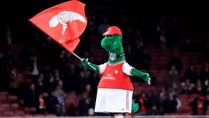 Йозил готов да плаща заплатата на уволнения талисман на Арсенал