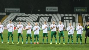 Браво на младежите! Разбиха Полша и направиха показно на батковците си
