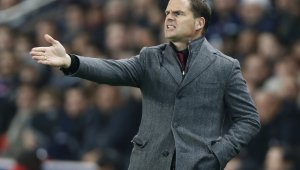 Де Бур бесен: Играчите ми се предадоха след първия гол