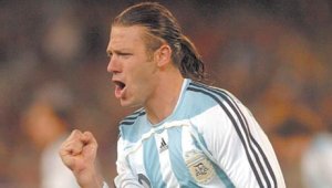 Демикелис ядосан на критиките срещу Марадона