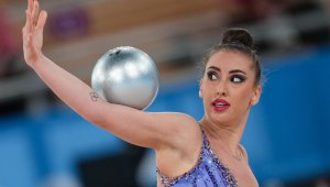 Златно момиче отново се носи на крилете на любовта + СНИМКИ