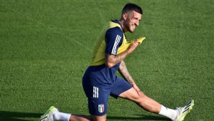 Капитанът на Фиорентина рине кал в бедстващите региони в Италия