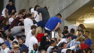 Позор! Страшно меле на трибуните след Англия - Русия + ВИДЕО