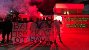Става страшно: Ултраси на ЦСКА запалиха димки пред БФС + СНИМКИ 