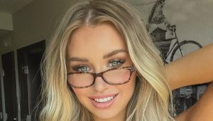 Секси хокеистка се натиска за Лувъра + СНИМКИ