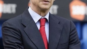 Венгер предлага на Шварцер да бъде вратар и треньор в клуба