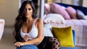 Секси журналистка си показа пищните гърди + СНИМКИ