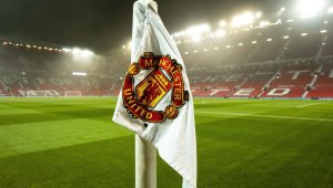 "Червени дяволи": Домът на Юнайтед светна в синьо заради медиците + СНИМКА