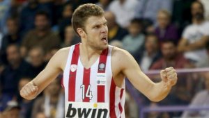 Везенков с важна тройка за победа на Олимпиакос