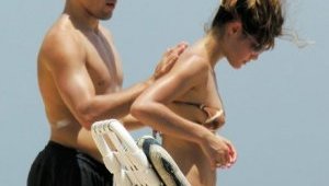 Английски гаджета забъркаха лесбо скандал