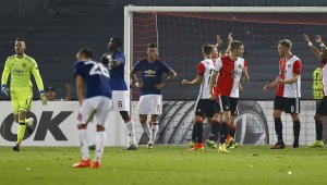 1 година по-късно: Слаб Манчестър Юнайтед пак глътна вода в Ниската земя + ВИДЕО