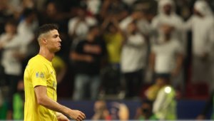 Джорджина утешава Роналдо на плажа + СНИМКИ