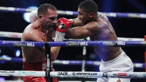 Кобрата се надъха за Дерек Чисора с ново видео