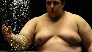 Аоияма влезе в пътя