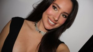 Секси тенисистка напомпа бюста си + СНИМКИ