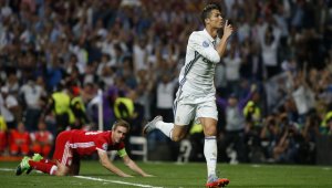 Скандално! Роналдо и съдията отрязаха главата на Байерн + ВИДЕО И СНИМКИ