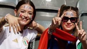 Грозната Италия е аут: Поне жените им стават за нещо... + СНИМКА