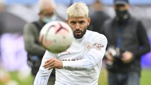 Кун отново я гали