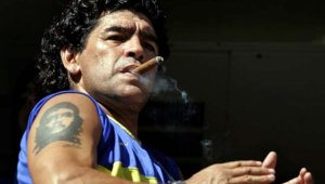 Марадона иска да ритне в задника Блатер 