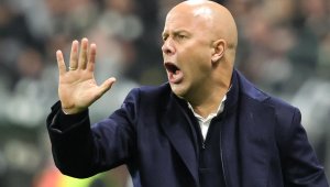 Не направихме основни неща в играта, ядосва се Слот след загубата