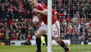 Юнайтед картотекира Швайни за Висшата лига