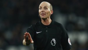 И Гари Невил се шокира от рефера Майк Дийн