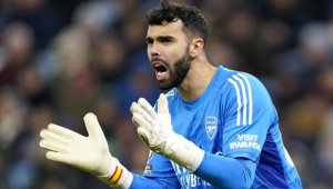 Вратарят на Арсенал гледа жесток звяр + СНИМКА